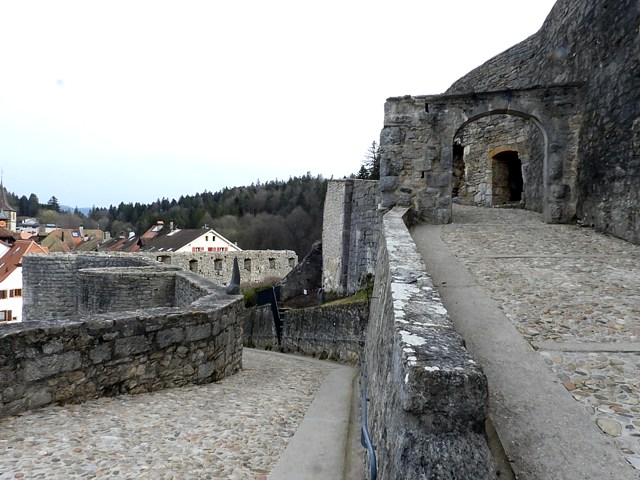 Chemin d'accès au château de Valangin