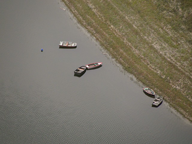 Deux barques sur le lac de Moron