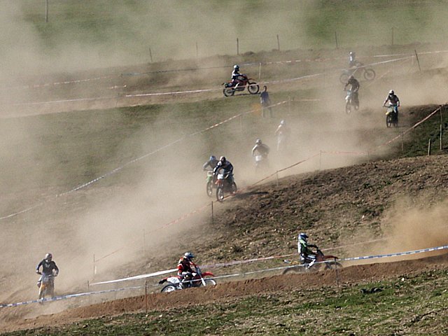 Motocross dans la vallée des Ponts
