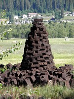 Pyramide de briquettes de tourbe