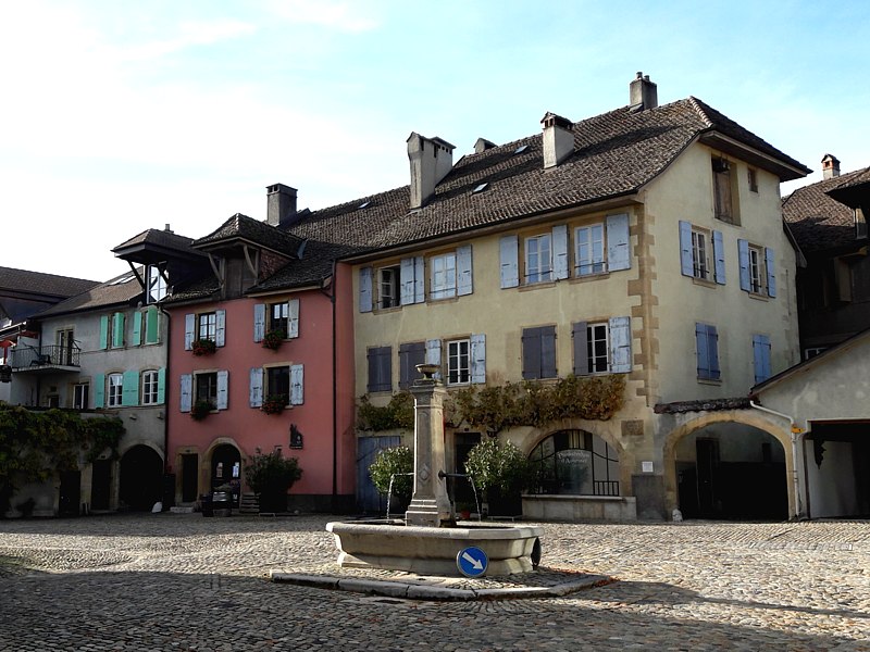 La place pave d'Auvernier