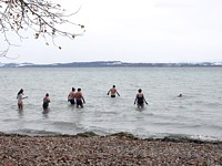 Baigneurs dans l'eau glacée