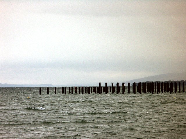 Les piliers dans le lac de l'Expo 02