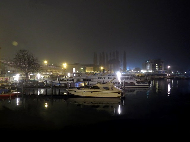 Le port de Neuchâtel de nuit