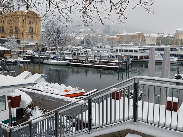 Le port de Neuchâtel sous la neige